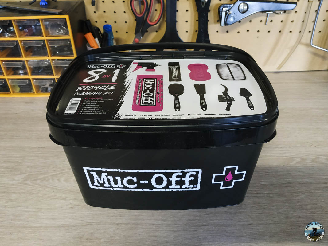 MUC Off 8 in 1 Cleaning Kit