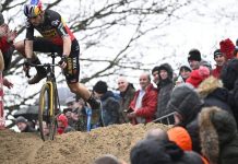 Wout van Aert scatenato nella sabbia di Koksijde